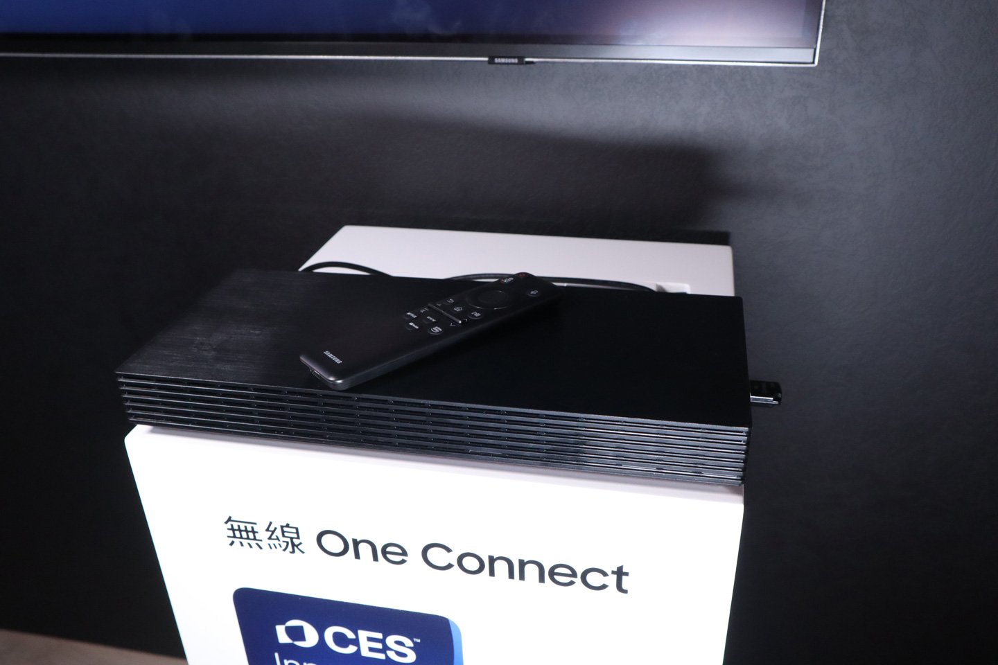 Samsung 今日（4 月 23 日）在九龍灣的 Samsung Executive Briefing Center 舉行了 2025 年 AI 電視系列的發佈會。此次系列包括 4K 和 8K 的 Neo QLED 型號及 4K OLED 系列，最引人注目的是首次引入的 Samsung Vision AI 技術，這一技術能顯著提升智能家居的整體互動性。此外，Samsung 還同步推出了全新的 Soundbar 系列及 Odyssey 電競顯示器，旨在為用家帶來極致的家居娛樂體驗。