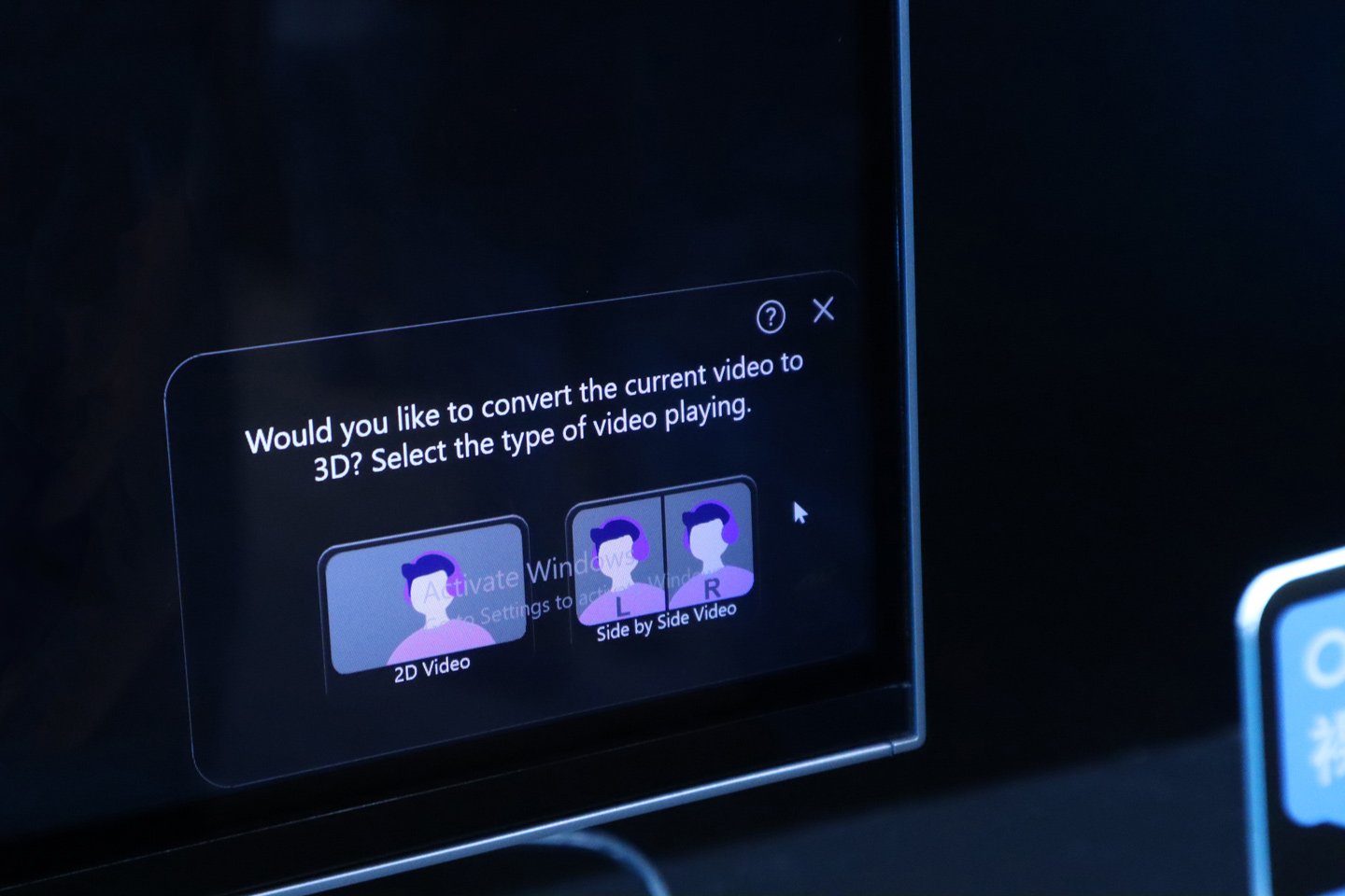 Samsung 今日（4 月 23 日）在九龍灣的 Samsung Executive Briefing Center 舉行了 2025 年 AI 電視系列的發佈會。此次系列包括 4K 和 8K 的 Neo QLED 型號及 4K OLED 系列，最引人注目的是首次引入的 Samsung Vision AI 技術，這一技術能顯著提升智能家居的整體互動性。此外，Samsung 還同步推出了全新的 Soundbar 系列及 Odyssey 電競顯示器，旨在為用家帶來極致的家居娛樂體驗。