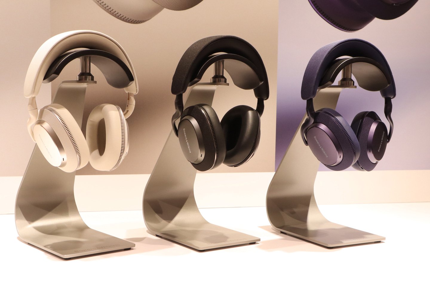 Bowers & Wilkins 在今日（4 月 30 日）於香港舉行的發佈會上，隆重推出了全新的 Px7 S3 頭戴式無線降噪耳機。作為該系列的第 4 代產品，Px7 S3 在性能和設計上都達到了相當成熟的水平，旨在為用家提供卓越的音質、舒適度和降噪效果。