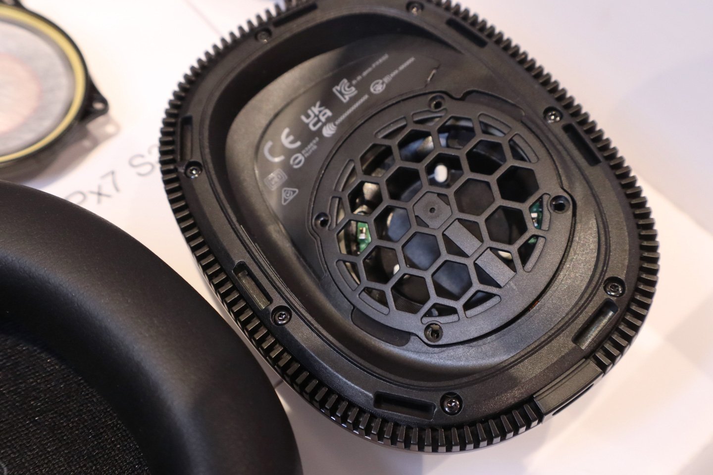 Bowers & Wilkins 在今日（4 月 30 日）於香港舉行的發佈會上，隆重推出了全新的 Px7 S3 頭戴式無線降噪耳機。作為該系列的第 4 代產品，Px7 S3 在性能和設計上都達到了相當成熟的水平，旨在為用家提供卓越的音質、舒適度和降噪效果。