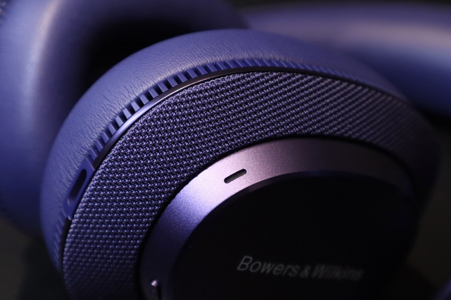 Bowers & Wilkins 在今日（4 月 30 日）於香港舉行的發佈會上，隆重推出了全新的 Px7 S3 頭戴式無線降噪耳機。作為該系列的第 4 代產品，Px7 S3 在性能和設計上都達到了相當成熟的水平，旨在為用家提供卓越的音質、舒適度和降噪效果。