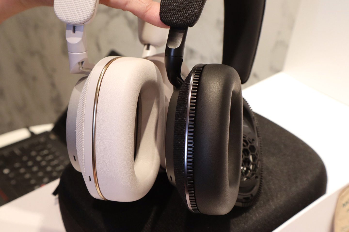 Bowers & Wilkins 在今日（4 月 30 日）於香港舉行的發佈會上，隆重推出了全新的 Px7 S3 頭戴式無線降噪耳機。作為該系列的第 4 代產品，Px7 S3 在性能和設計上都達到了相當成熟的水平，旨在為用家提供卓越的音質、舒適度和降噪效果。