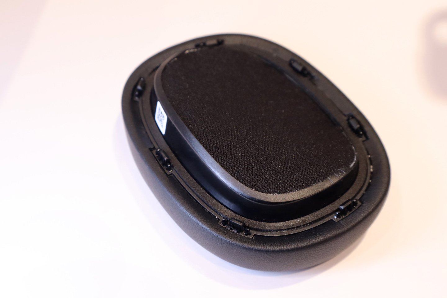 Bowers & Wilkins 在今日（4 月 30 日）於香港舉行的發佈會上，隆重推出了全新的 Px7 S3 頭戴式無線降噪耳機。作為該系列的第 4 代產品，Px7 S3 在性能和設計上都達到了相當成熟的水平，旨在為用家提供卓越的音質、舒適度和降噪效果。