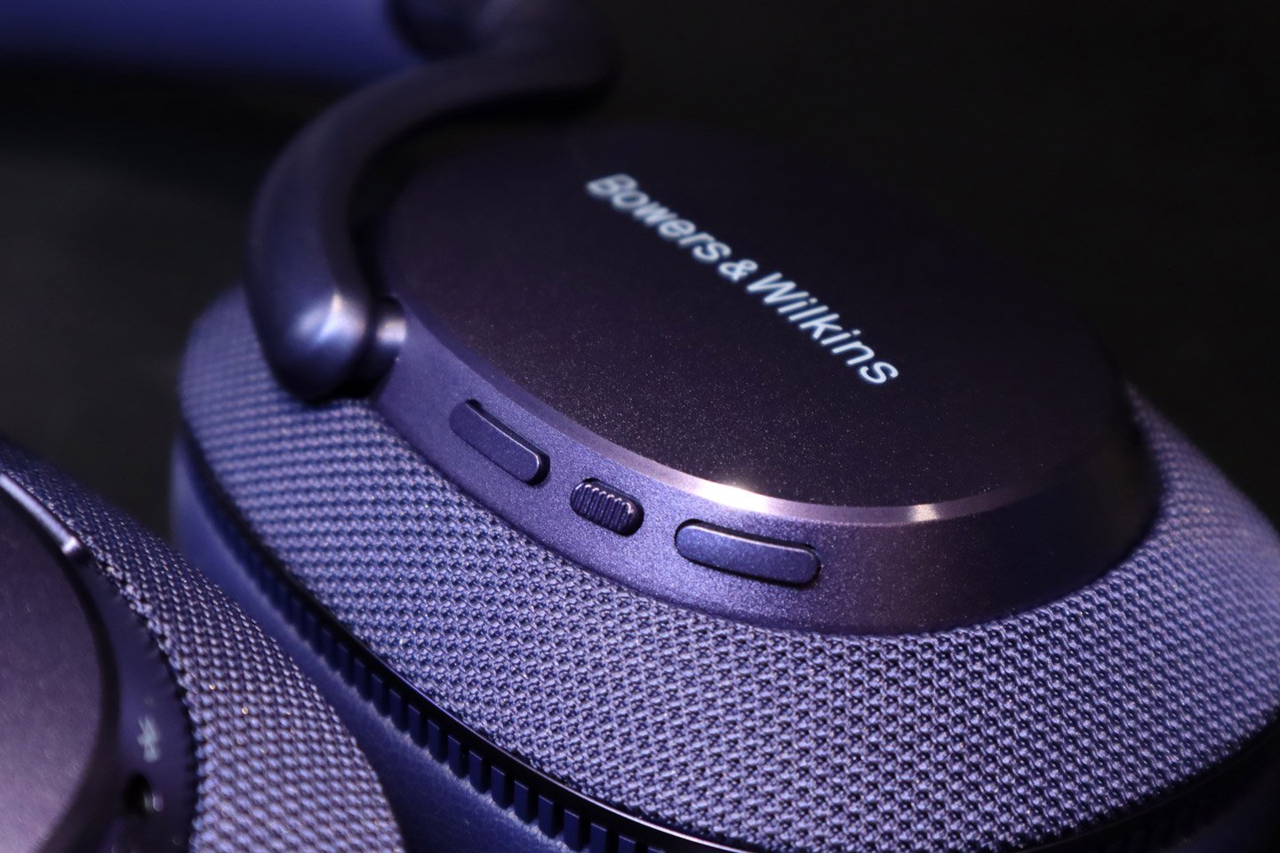 Bowers & Wilkins 在今日（4 月 30 日）於香港舉行的發佈會上，隆重推出了全新的 Px7 S3 頭戴式無線降噪耳機。作為該系列的第 4 代產品，Px7 S3 在性能和設計上都達到了相當成熟的水平，旨在為用家提供卓越的音質、舒適度和降噪效果。
