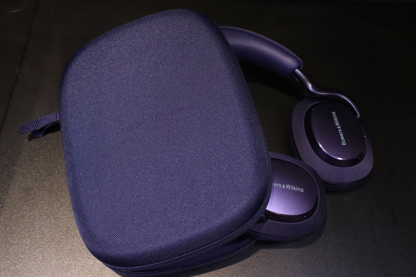 Bowers & Wilkins 在今日（4 月 30 日）於香港舉行的發佈會上，隆重推出了全新的 Px7 S3 頭戴式無線降噪耳機。作為該系列的第 4 代產品，Px7 S3 在性能和設計上都達到了相當成熟的水平，旨在為用家提供卓越的音質、舒適度和降噪效果。