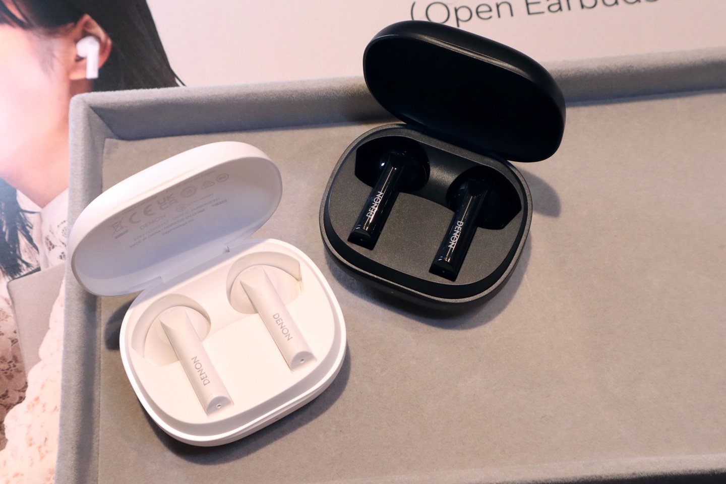 Denon 於今天（4 月 30 日）在香港正式推出了其最新的真無線耳機系列，包括 AH-C500W 和 AH-C840NCW，這兩款耳機分別為耳塞式和入耳式，均採用了柄形設計，並以親民的價格打入市場。