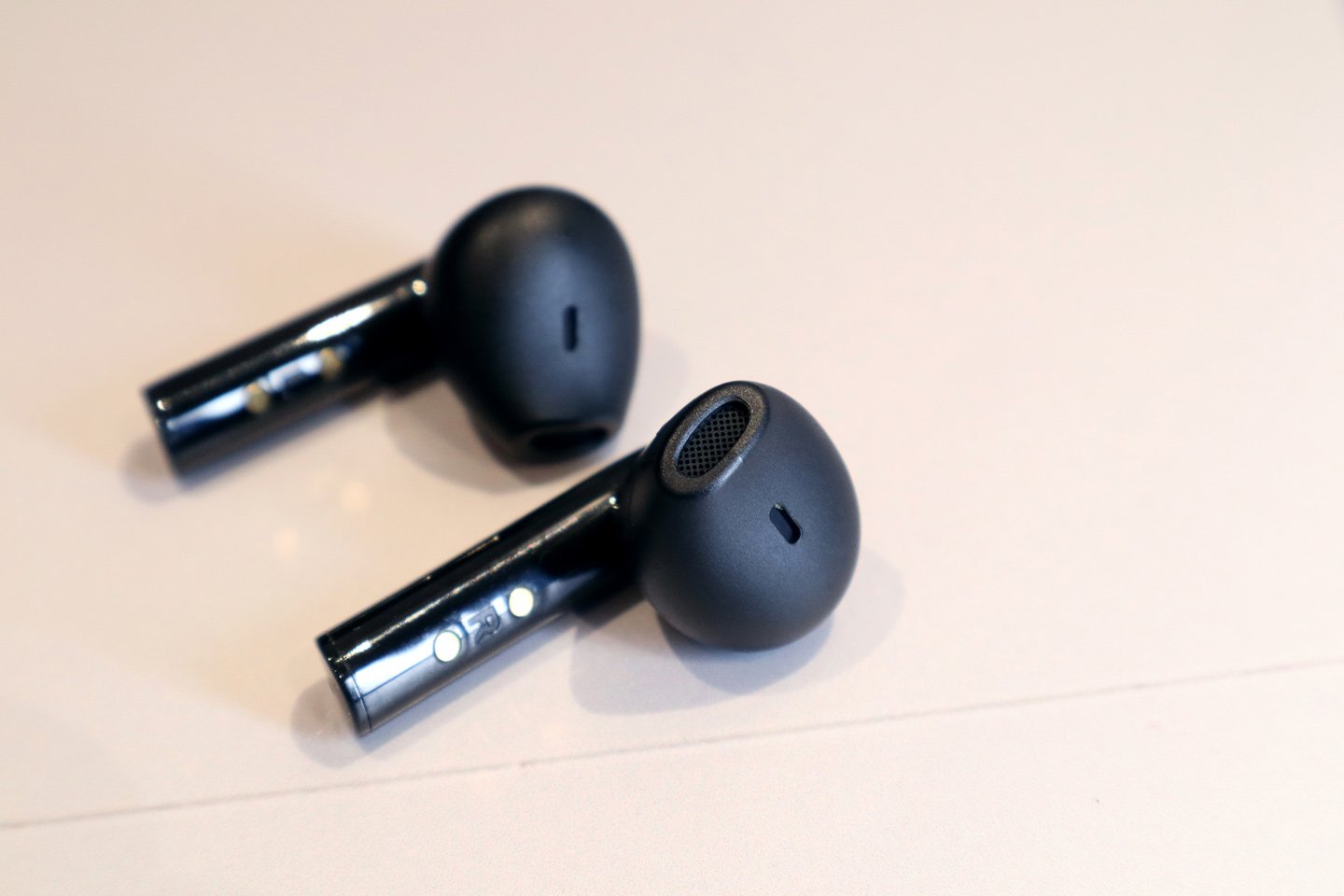 Denon 於今天（4 月 30 日）在香港正式推出了其最新的真無線耳機系列，包括 AH-C500W 和 AH-C840NCW，這兩款耳機分別為耳塞式和入耳式，均採用了柄形設計，並以親民的價格打入市場。
