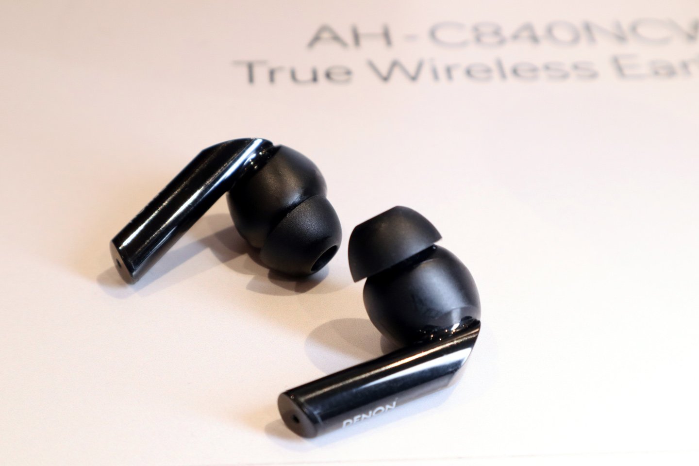 Denon 於今天（4 月 30 日）在香港正式推出了其最新的真無線耳機系列，包括 AH-C500W 和 AH-C840NCW，這兩款耳機分別為耳塞式和入耳式，均採用了柄形設計，並以親民的價格打入市場。
