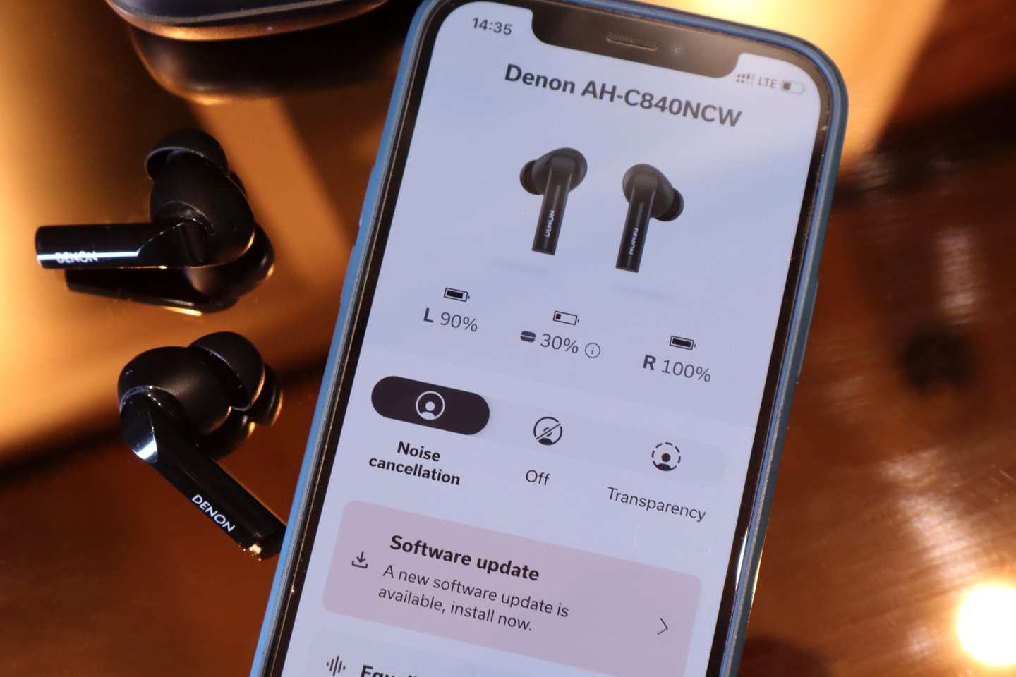 Denon 於今天（4 月 30 日）在香港正式推出了其最新的真無線耳機系列，包括 AH-C500W 和 AH-C840NCW，這兩款耳機分別為耳塞式和入耳式，均採用了柄形設計，並以親民的價格打入市場。