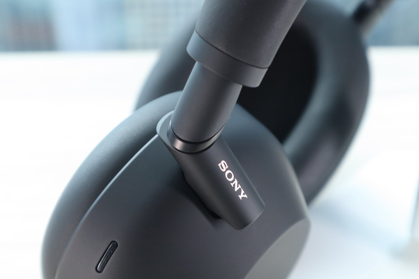 Sony 最近正式推出了全新的 WH-1000XM6 頭戴式降噪耳機，距離上代產品已有三年之多。根據用家的反饋，Sony 決定回歸 WH-1000XM4 的可摺疊設計，並進行了重新改良，轉動更加靈活，感覺也更耐用。其次，這款耳機在降噪性能、音質及佩戴舒適度等各方面都有了顯著的提升。
