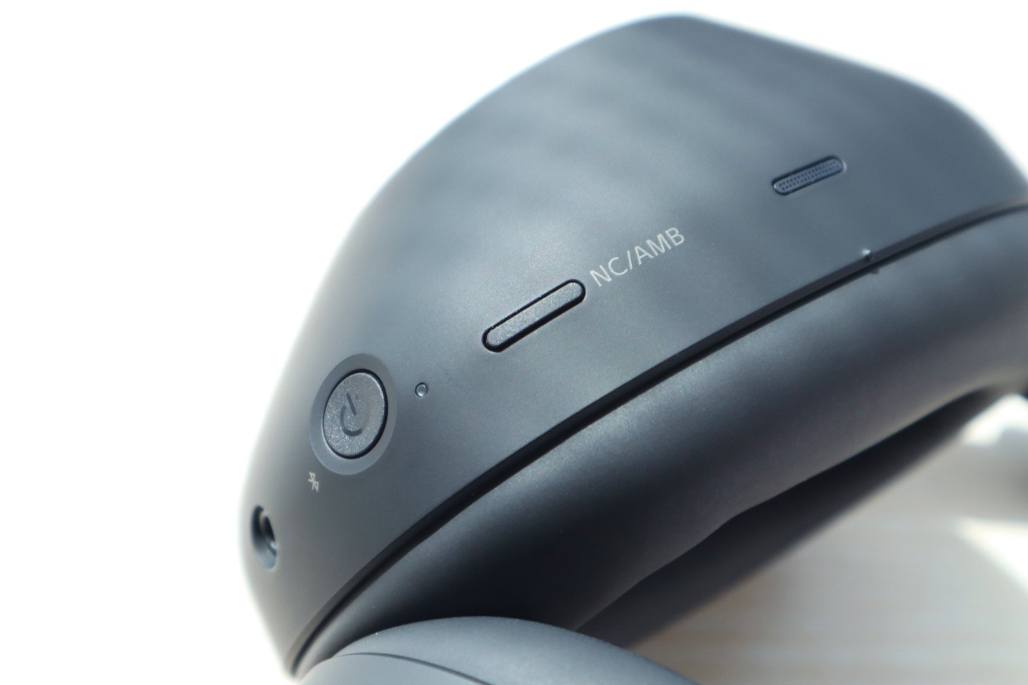 Sony 最近正式推出了全新的 WH-1000XM6 頭戴式降噪耳機，距離上代產品已有三年之多。根據用家的反饋，Sony 決定回歸 WH-1000XM4 的可摺疊設計，並進行了重新改良，轉動更加靈活，感覺也更耐用。其次，這款耳機在降噪性能、音質及佩戴舒適度等各方面都有了顯著的提升。