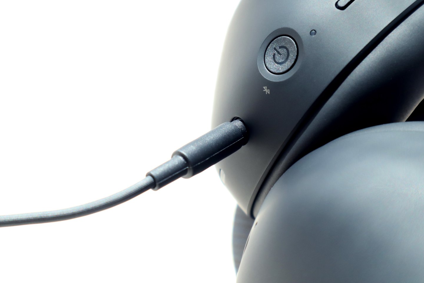 Sony 最近正式推出了全新的 WH-1000XM6 頭戴式降噪耳機，距離上代產品已有三年之多。根據用家的反饋，Sony 決定回歸 WH-1000XM4 的可摺疊設計，並進行了重新改良，轉動更加靈活，感覺也更耐用。其次，這款耳機在降噪性能、音質及佩戴舒適度等各方面都有了顯著的提升。