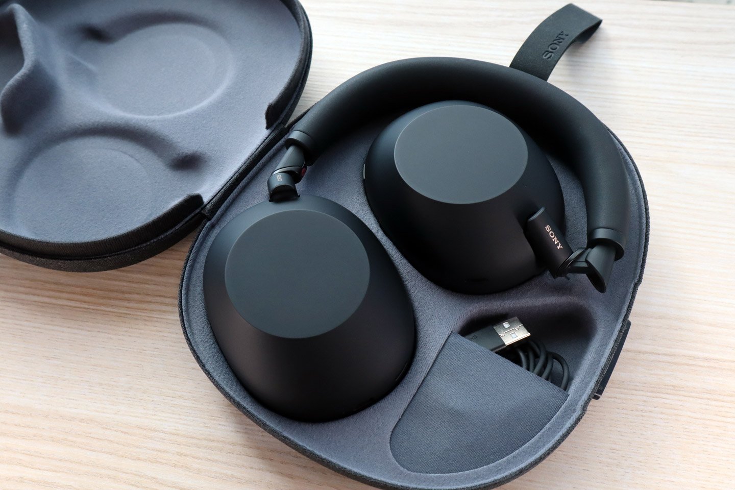 Sony 最近正式推出了全新的 WH-1000XM6 頭戴式降噪耳機，距離上代產品已有三年之多。根據用家的反饋，Sony 決定回歸 WH-1000XM4 的可摺疊設計，並進行了重新改良，轉動更加靈活，感覺也更耐用。其次，這款耳機在降噪性能、音質及佩戴舒適度等各方面都有了顯著的提升。