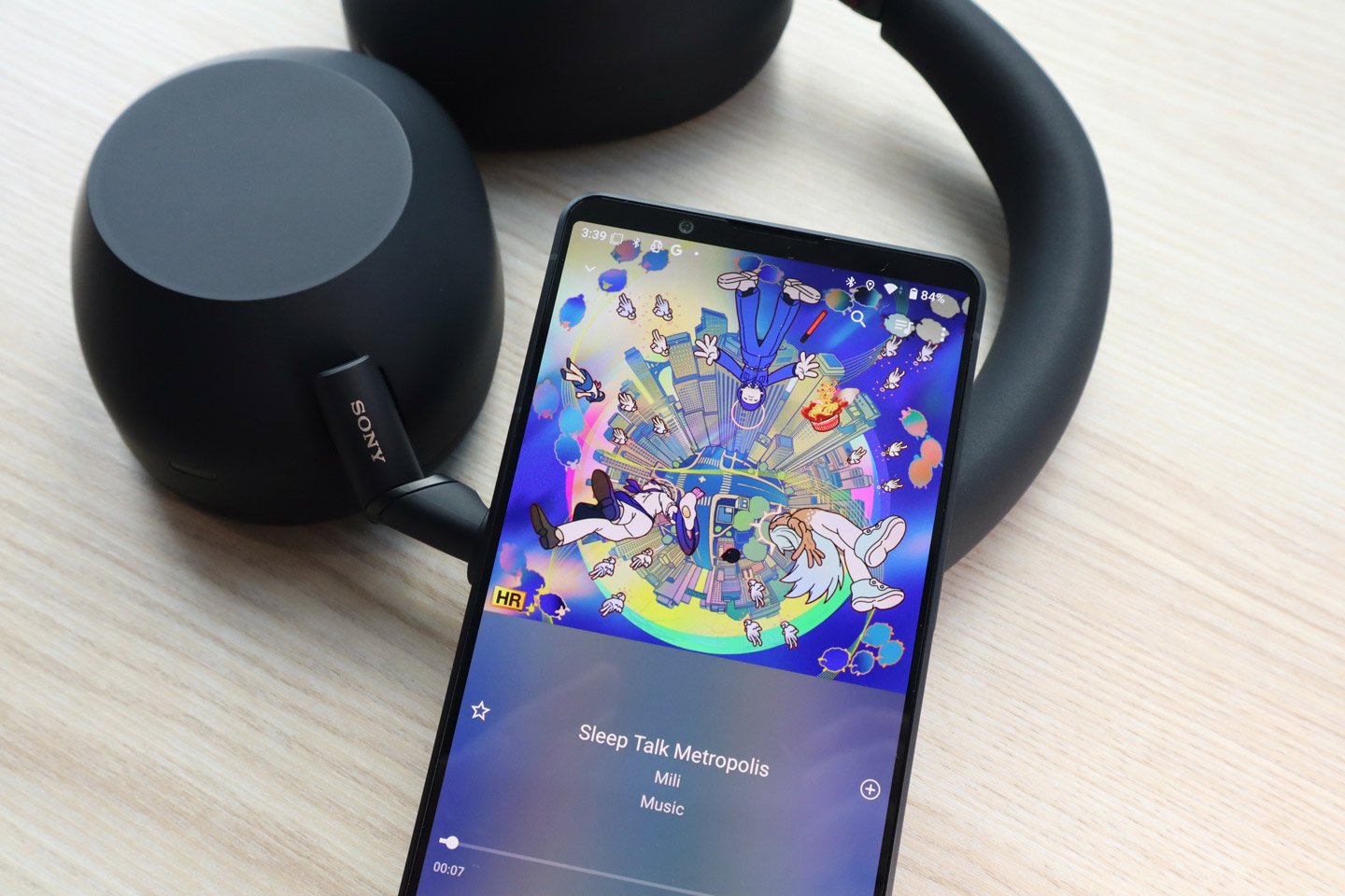 Sony 最近正式推出了全新的 WH-1000XM6 頭戴式降噪耳機，距離上代產品已有三年之多。根據用家的反饋，Sony 決定回歸 WH-1000XM4 的可摺疊設計，並進行了重新改良，轉動更加靈活，感覺也更耐用。其次，這款耳機在降噪性能、音質及佩戴舒適度等各方面都有了顯著的提升。