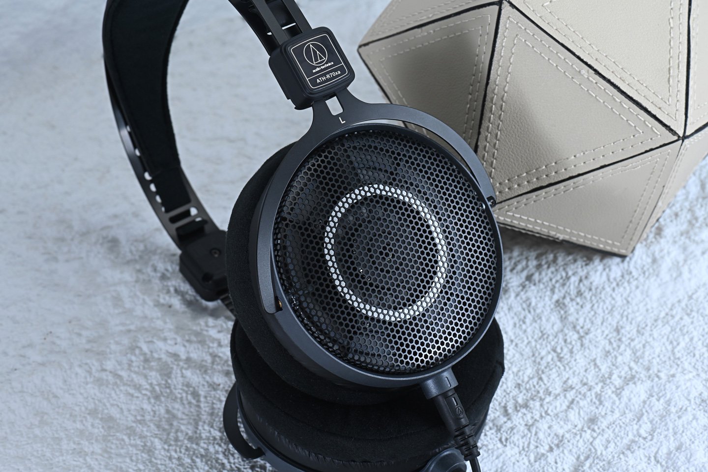 最近，Audio-Technica 推出了三款全新的 R 系列開放式參考頭戴式耳機——ATH-R70xa、ATH-R50x 和 ATH-R30x。這些耳機的設計理念源自對聲音本質的探索，特別是空氣如何流動與傳遞聲音。開放式耳機的關鍵在於精準引導這股氣流，透過震膜的自然震動，真實還原音樂的細節。
雖然這三款耳機同樣定位為開放式參考耳機，並以提供純淨而自然的聆聽體驗為目標，但它們的音色卻各具特色，展現出截然不同的音樂風貌。無論你是專業音樂人還是熱愛音樂的聽眾，都能在這些耳機中找到一款理想的選擇，滿足你對音質的追求。