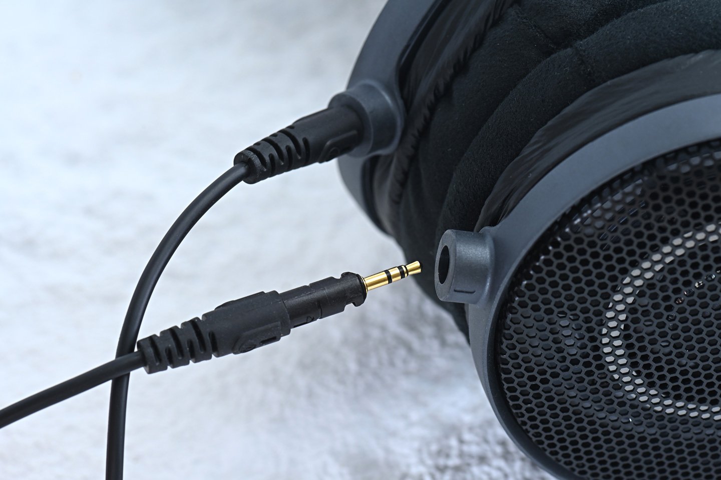 最近，Audio-Technica 推出了三款全新的 R 系列開放式參考頭戴式耳機——ATH-R70xa、ATH-R50x 和 ATH-R30x。這些耳機的設計理念源自對聲音本質的探索，特別是空氣如何流動與傳遞聲音。開放式耳機的關鍵在於精準引導這股氣流，透過震膜的自然震動，真實還原音樂的細節。
雖然這三款耳機同樣定位為開放式參考耳機，並以提供純淨而自然的聆聽體驗為目標，但它們的音色卻各具特色，展現出截然不同的音樂風貌。無論你是專業音樂人還是熱愛音樂的聽眾，都能在這些耳機中找到一款理想的選擇，滿足你對音質的追求。