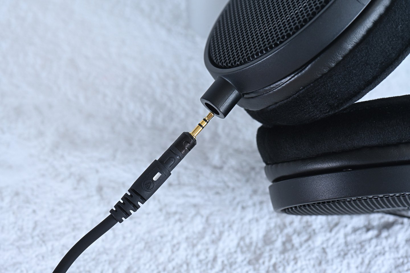 最近，Audio-Technica 推出了三款全新的 R 系列開放式參考頭戴式耳機——ATH-R70xa、ATH-R50x 和 ATH-R30x。這些耳機的設計理念源自對聲音本質的探索，特別是空氣如何流動與傳遞聲音。開放式耳機的關鍵在於精準引導這股氣流，透過震膜的自然震動，真實還原音樂的細節。
雖然這三款耳機同樣定位為開放式參考耳機，並以提供純淨而自然的聆聽體驗為目標，但它們的音色卻各具特色，展現出截然不同的音樂風貌。無論你是專業音樂人還是熱愛音樂的聽眾，都能在這些耳機中找到一款理想的選擇，滿足你對音質的追求。