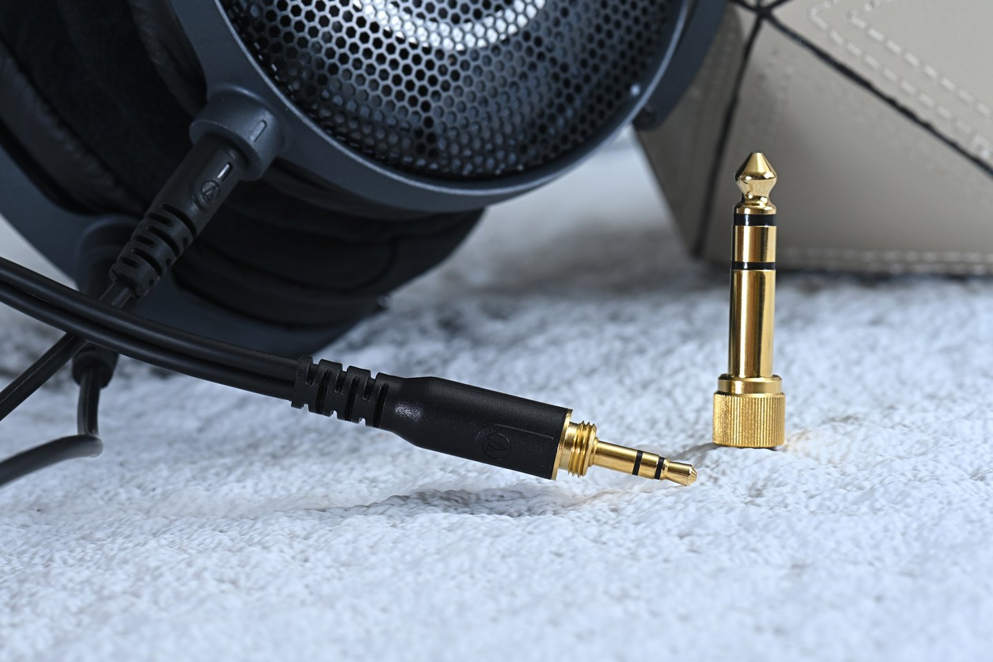 最近，Audio-Technica 推出了三款全新的 R 系列開放式參考頭戴式耳機——ATH-R70xa、ATH-R50x 和 ATH-R30x。這些耳機的設計理念源自對聲音本質的探索，特別是空氣如何流動與傳遞聲音。開放式耳機的關鍵在於精準引導這股氣流，透過震膜的自然震動，真實還原音樂的細節。
雖然這三款耳機同樣定位為開放式參考耳機，並以提供純淨而自然的聆聽體驗為目標，但它們的音色卻各具特色，展現出截然不同的音樂風貌。無論你是專業音樂人還是熱愛音樂的聽眾，都能在這些耳機中找到一款理想的選擇，滿足你對音質的追求。