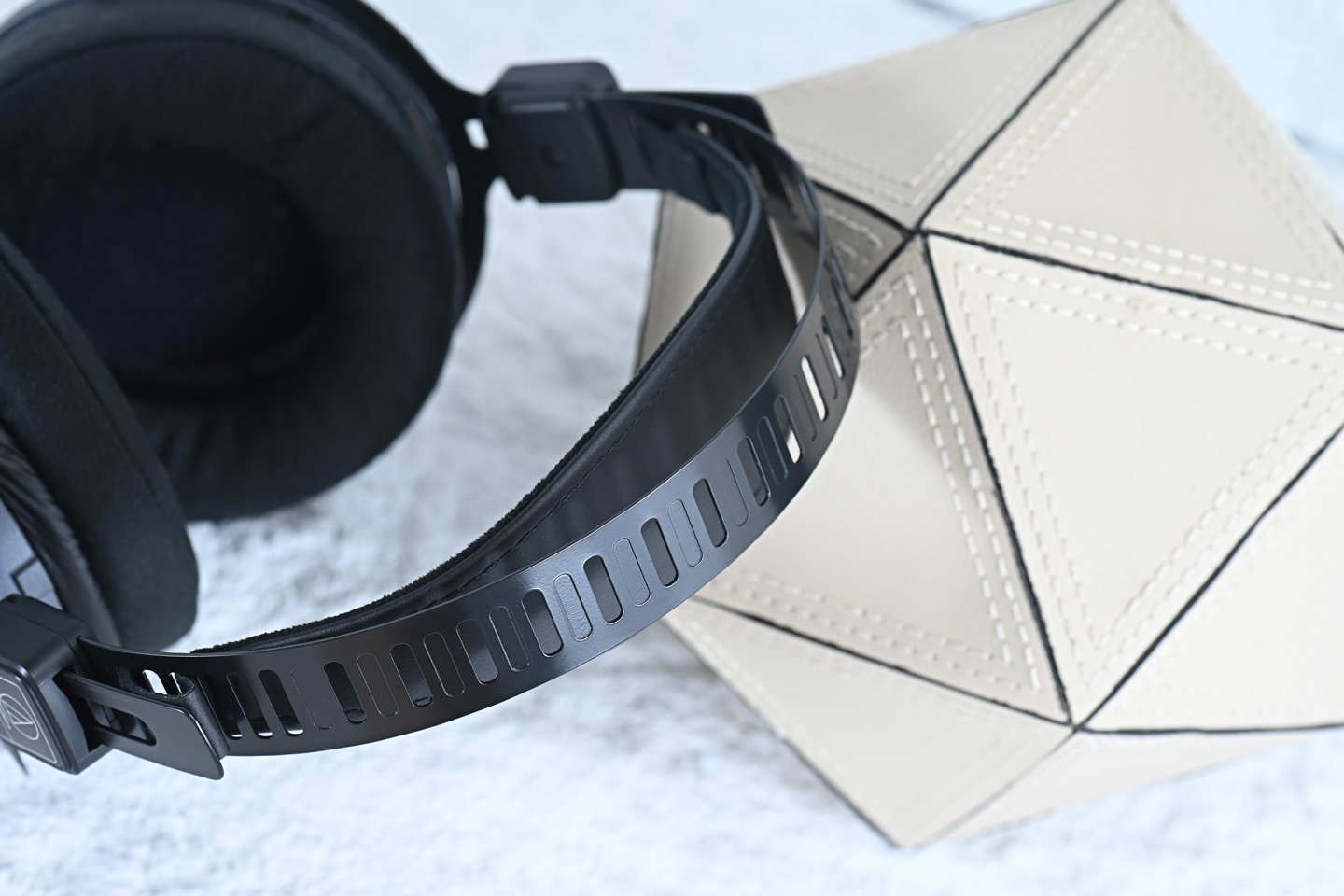最近，Audio-Technica 推出了三款全新的 R 系列開放式參考頭戴式耳機——ATH-R70xa、ATH-R50x 和 ATH-R30x。這些耳機的設計理念源自對聲音本質的探索，特別是空氣如何流動與傳遞聲音。開放式耳機的關鍵在於精準引導這股氣流，透過震膜的自然震動，真實還原音樂的細節。
雖然這三款耳機同樣定位為開放式參考耳機，並以提供純淨而自然的聆聽體驗為目標，但它們的音色卻各具特色，展現出截然不同的音樂風貌。無論你是專業音樂人還是熱愛音樂的聽眾，都能在這些耳機中找到一款理想的選擇，滿足你對音質的追求。
