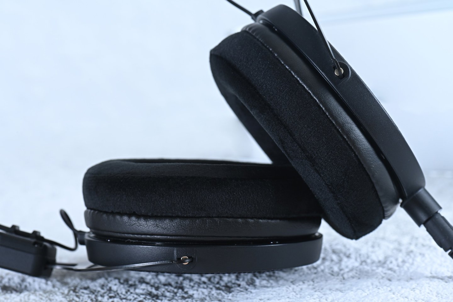 最近，Audio-Technica 推出了三款全新的 R 系列開放式參考頭戴式耳機——ATH-R70xa、ATH-R50x 和 ATH-R30x。這些耳機的設計理念源自對聲音本質的探索，特別是空氣如何流動與傳遞聲音。開放式耳機的關鍵在於精準引導這股氣流，透過震膜的自然震動，真實還原音樂的細節。
雖然這三款耳機同樣定位為開放式參考耳機，並以提供純淨而自然的聆聽體驗為目標，但它們的音色卻各具特色，展現出截然不同的音樂風貌。無論你是專業音樂人還是熱愛音樂的聽眾，都能在這些耳機中找到一款理想的選擇，滿足你對音質的追求。