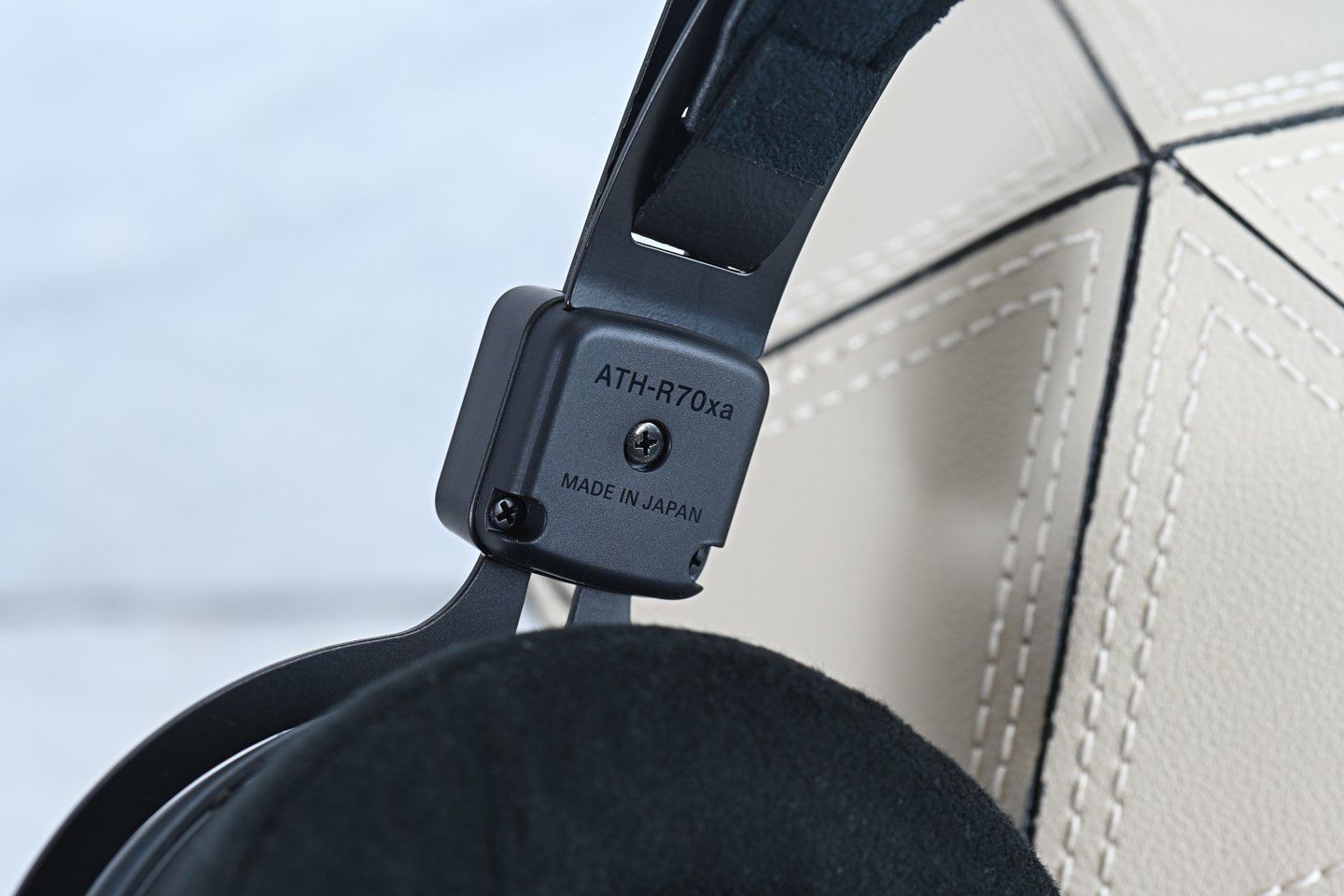 最近，Audio-Technica 推出了三款全新的 R 系列開放式參考頭戴式耳機——ATH-R70xa、ATH-R50x 和 ATH-R30x。這些耳機的設計理念源自對聲音本質的探索，特別是空氣如何流動與傳遞聲音。開放式耳機的關鍵在於精準引導這股氣流，透過震膜的自然震動，真實還原音樂的細節。
雖然這三款耳機同樣定位為開放式參考耳機，並以提供純淨而自然的聆聽體驗為目標，但它們的音色卻各具特色，展現出截然不同的音樂風貌。無論你是專業音樂人還是熱愛音樂的聽眾，都能在這些耳機中找到一款理想的選擇，滿足你對音質的追求。