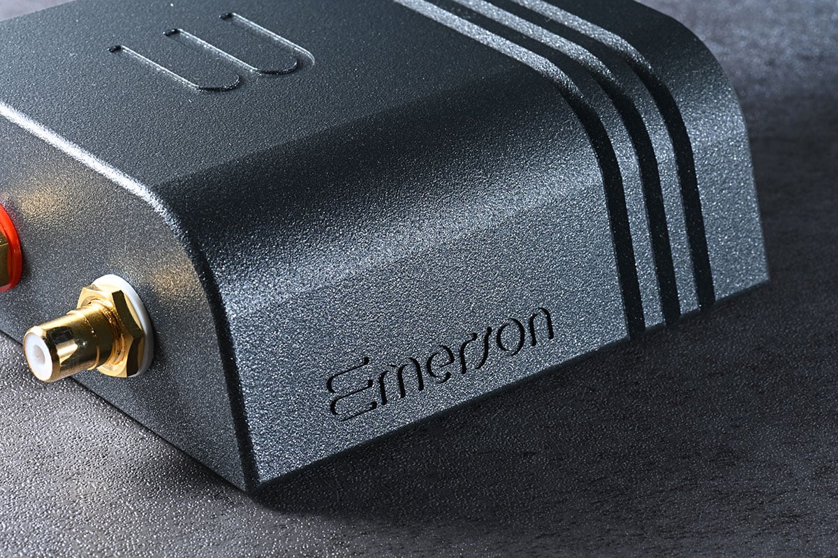 Wattson Audio 是來自瑞士的音響品牌，現時是瑞士 Hi-End 音響品牌 CH Precision 的直屬牌子，之前的母公司 Engineered SA 就是瑞士音響設計代工的龍頭生產商。今次測試的一萬元價位串流解碼 Emerson Analog，就用到十倍至二十倍價錢 Hi-End 器材的同款串流模組。小巧低調的設計，方便為家居音響系統加入齊全的網絡串流功能，至於實際的音效和操作體驗，今次就和大家詳細測試一下。