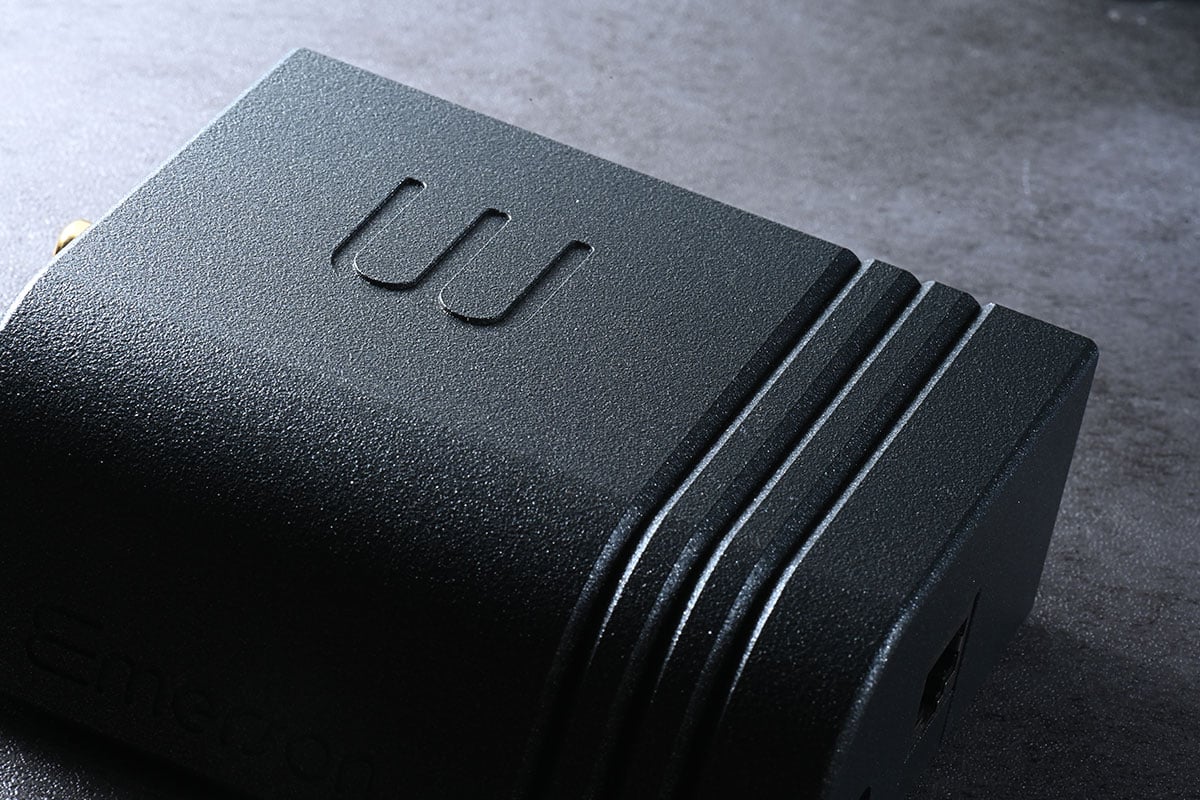 Wattson Audio 是來自瑞士的音響品牌，現時是瑞士 Hi-End 音響品牌 CH Precision 的直屬牌子，之前的母公司 Engineered SA 就是瑞士音響設計代工的龍頭生產商。今次測試的一萬元價位串流解碼 Emerson Analog，就用到十倍至二十倍價錢 Hi-End 器材的同款串流模組。小巧低調的設計，方便為家居音響系統加入齊全的網絡串流功能，至於實際的音效和操作體驗，今次就和大家詳細測試一下。
