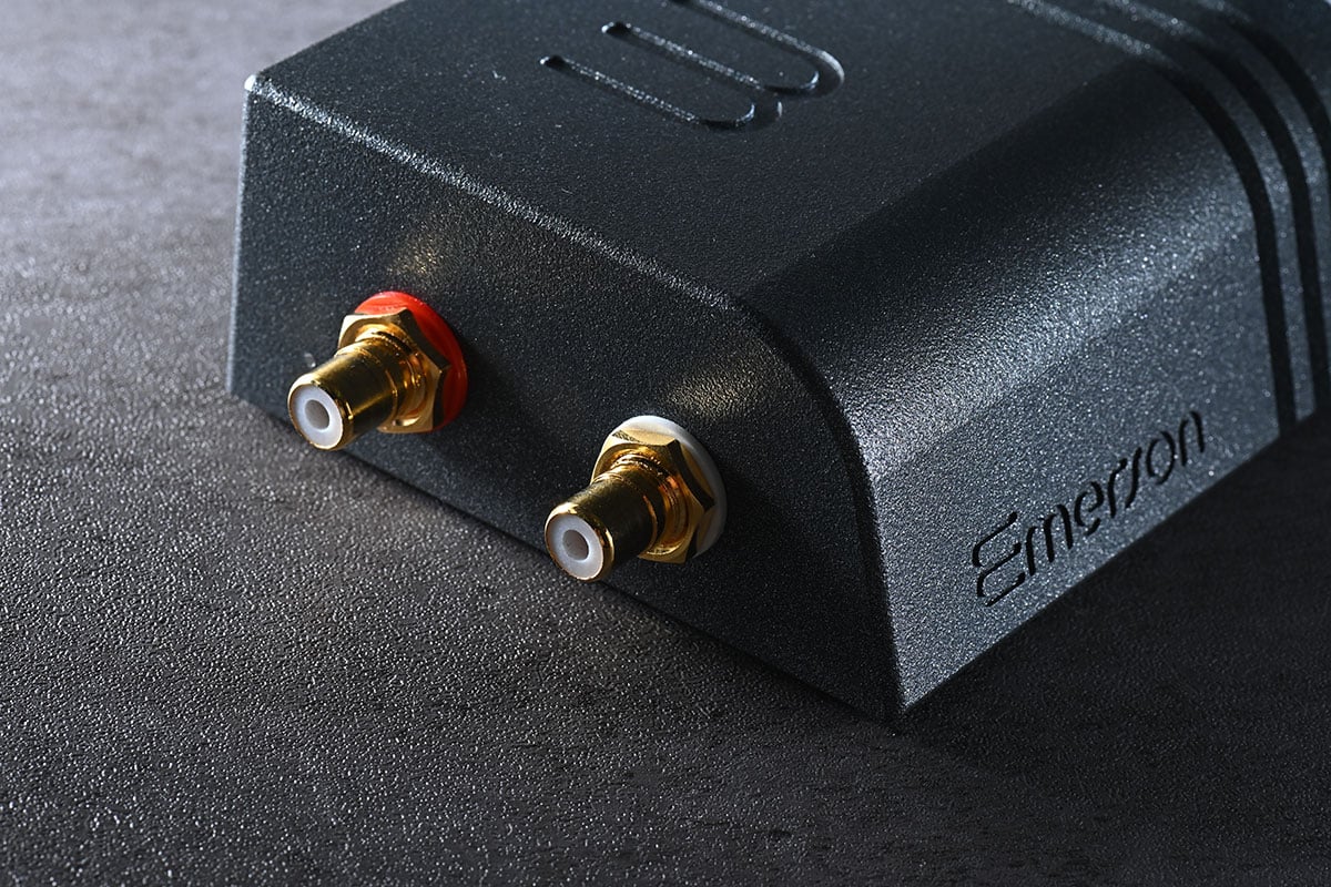 Wattson Audio 是來自瑞士的音響品牌，現時是瑞士 Hi-End 音響品牌 CH Precision 的直屬牌子，之前的母公司 Engineered SA 就是瑞士音響設計代工的龍頭生產商。今次測試的一萬元價位串流解碼 Emerson Analog，就用到十倍至二十倍價錢 Hi-End 器材的同款串流模組。小巧低調的設計，方便為家居音響系統加入齊全的網絡串流功能，至於實際的音效和操作體驗，今次就和大家詳細測試一下。
