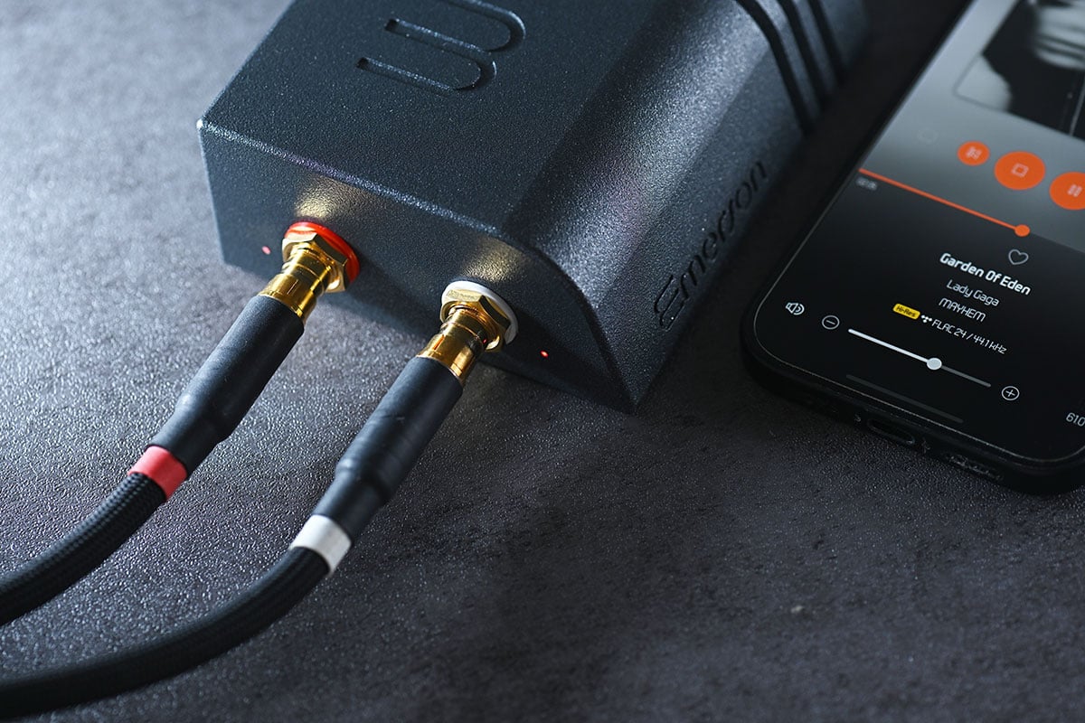 Wattson Audio 是來自瑞士的音響品牌，現時是瑞士 Hi-End 音響品牌 CH Precision 的直屬牌子，之前的母公司 Engineered SA 就是瑞士音響設計代工的龍頭生產商。今次測試的一萬元價位串流解碼 Emerson Analog，就用到十倍至二十倍價錢 Hi-End 器材的同款串流模組。小巧低調的設計，方便為家居音響系統加入齊全的網絡串流功能，至於實際的音效和操作體驗，今次就和大家詳細測試一下。