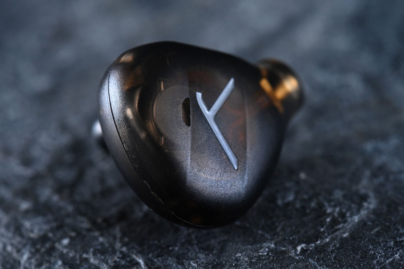 Beyerdynamic 近日推出的 DT In-Ear Series，是一系列專為舞台演出和錄音室監聽設計的高階入耳式監聽耳機。當中包括 4 款型號——DT 70 IE、DT 71 IE、DT 72 IE 和 DT 73 IE，各自針對不同樂器及應用層面進行了專屬調音，確保音樂人能在各種環境下獲得最佳的聲音表現。