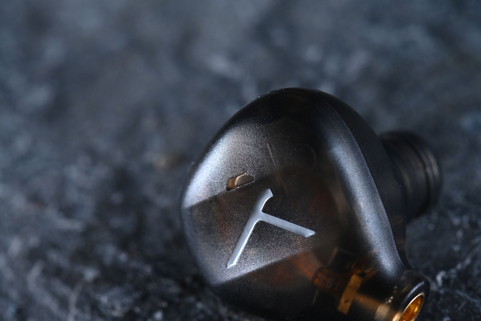 Beyerdynamic 近日推出的 DT In-Ear Series，是一系列專為舞台演出和錄音室監聽設計的高階入耳式監聽耳機。當中包括 4 款型號——DT 70 IE、DT 71 IE、DT 72 IE 和 DT 73 IE，各自針對不同樂器及應用層面進行了專屬調音，確保音樂人能在各種環境下獲得最佳的聲音表現。