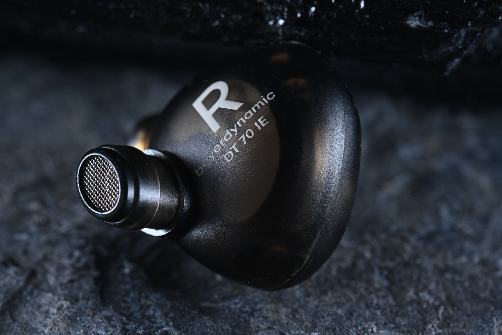 Beyerdynamic 近日推出的 DT In-Ear Series，是一系列專為舞台演出和錄音室監聽設計的高階入耳式監聽耳機。當中包括 4 款型號——DT 70 IE、DT 71 IE、DT 72 IE 和 DT 73 IE，各自針對不同樂器及應用層面進行了專屬調音，確保音樂人能在各種環境下獲得最佳的聲音表現。