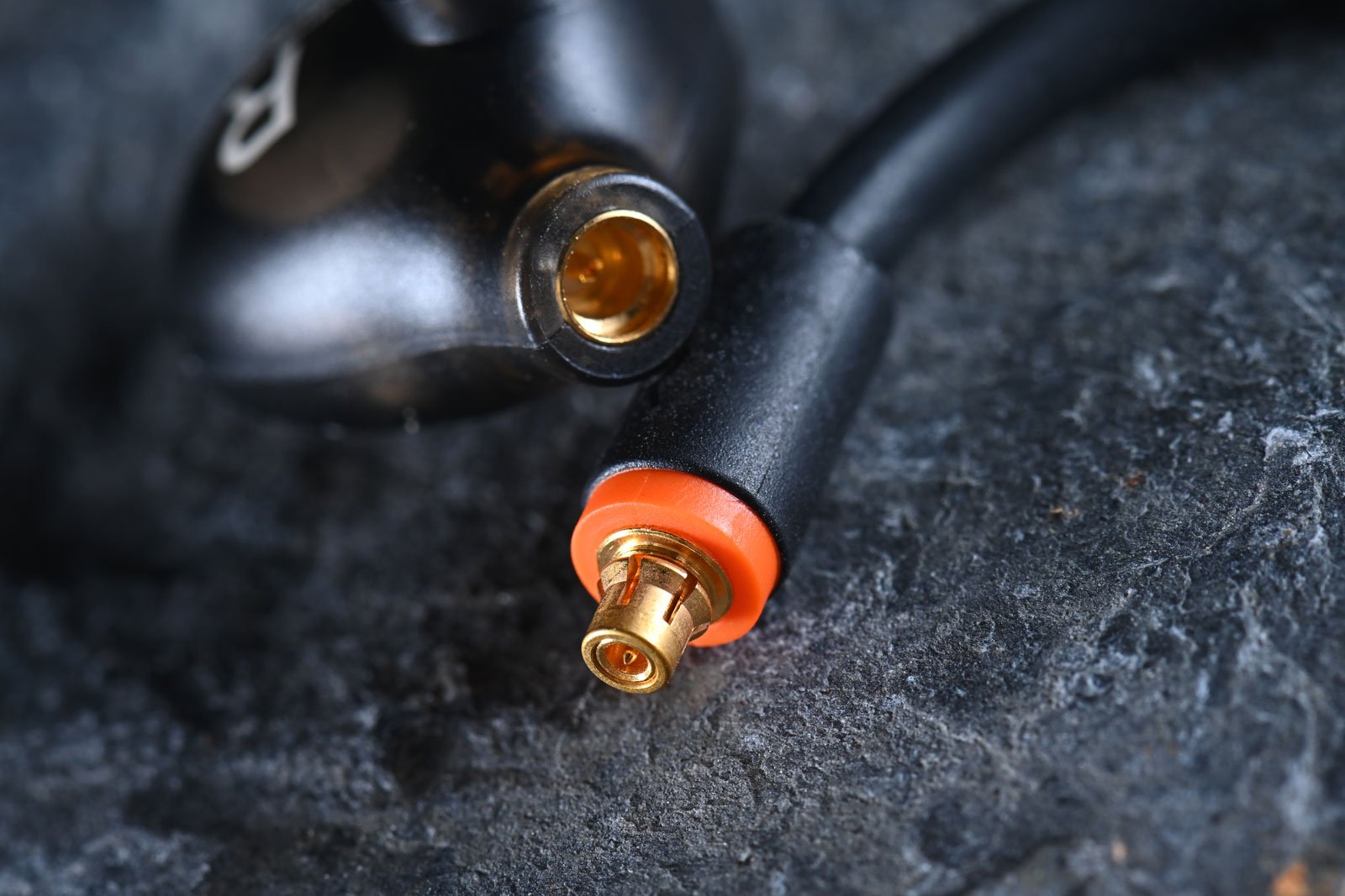 Beyerdynamic 近日推出的 DT In-Ear Series，是一系列專為舞台演出和錄音室監聽設計的高階入耳式監聽耳機。當中包括 4 款型號——DT 70 IE、DT 71 IE、DT 72 IE 和 DT 73 IE，各自針對不同樂器及應用層面進行了專屬調音，確保音樂人能在各種環境下獲得最佳的聲音表現。