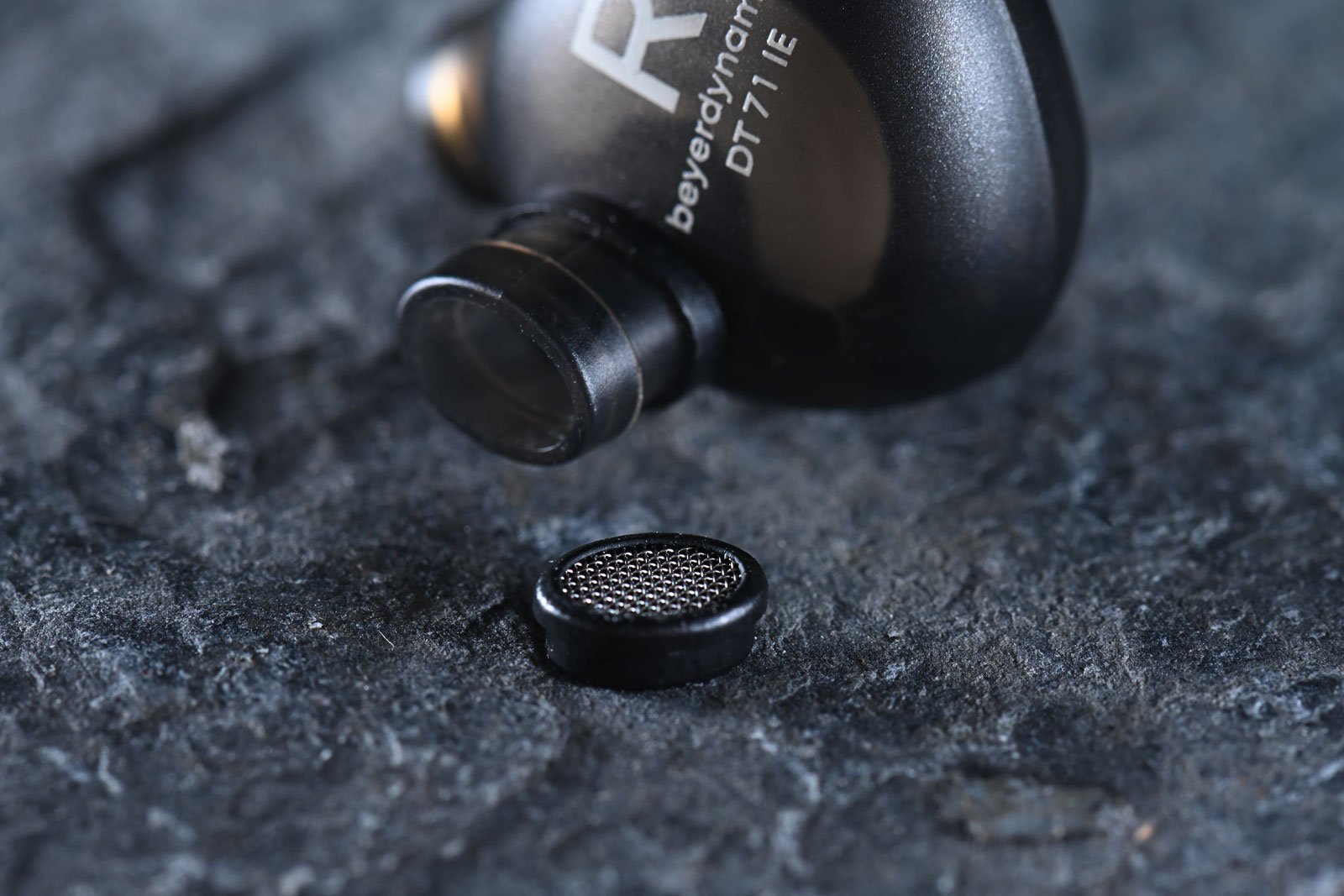 Beyerdynamic 近日推出的 DT In-Ear Series，是一系列專為舞台演出和錄音室監聽設計的高階入耳式監聽耳機。當中包括 4 款型號——DT 70 IE、DT 71 IE、DT 72 IE 和 DT 73 IE，各自針對不同樂器及應用層面進行了專屬調音，確保音樂人能在各種環境下獲得最佳的聲音表現。