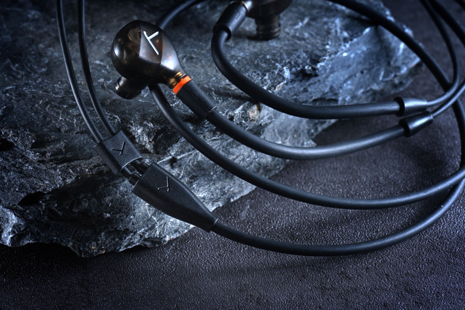 Beyerdynamic 近日推出的 DT In-Ear Series，是一系列專為舞台演出和錄音室監聽設計的高階入耳式監聽耳機。當中包括 4 款型號——DT 70 IE、DT 71 IE、DT 72 IE 和 DT 73 IE，各自針對不同樂器及應用層面進行了專屬調音，確保音樂人能在各種環境下獲得最佳的聲音表現。