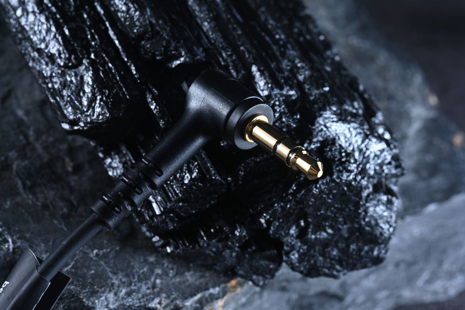 Beyerdynamic 近日推出的 DT In-Ear Series，是一系列專為舞台演出和錄音室監聽設計的高階入耳式監聽耳機。當中包括 4 款型號——DT 70 IE、DT 71 IE、DT 72 IE 和 DT 73 IE，各自針對不同樂器及應用層面進行了專屬調音，確保音樂人能在各種環境下獲得最佳的聲音表現。