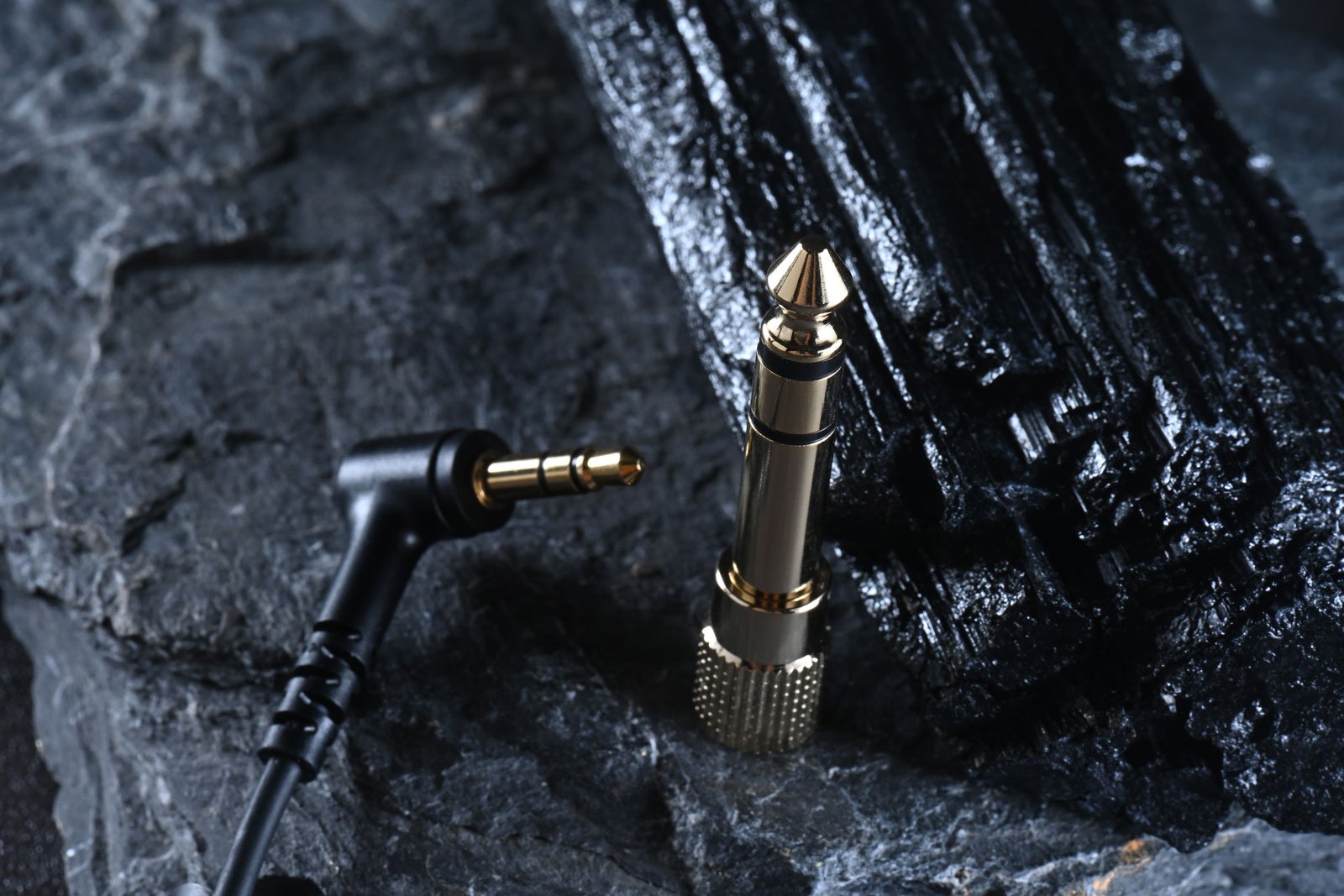 Beyerdynamic 近日推出的 DT In-Ear Series，是一系列專為舞台演出和錄音室監聽設計的高階入耳式監聽耳機。當中包括 4 款型號——DT 70 IE、DT 71 IE、DT 72 IE 和 DT 73 IE，各自針對不同樂器及應用層面進行了專屬調音，確保音樂人能在各種環境下獲得最佳的聲音表現。