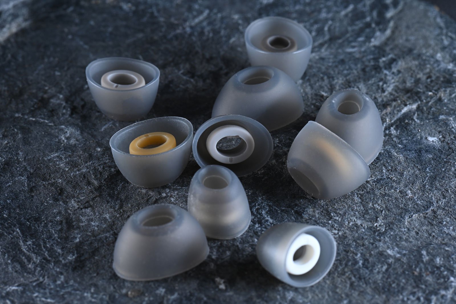 Beyerdynamic 近日推出的 DT In-Ear Series，是一系列專為舞台演出和錄音室監聽設計的高階入耳式監聽耳機。當中包括 4 款型號——DT 70 IE、DT 71 IE、DT 72 IE 和 DT 73 IE，各自針對不同樂器及應用層面進行了專屬調音，確保音樂人能在各種環境下獲得最佳的聲音表現。