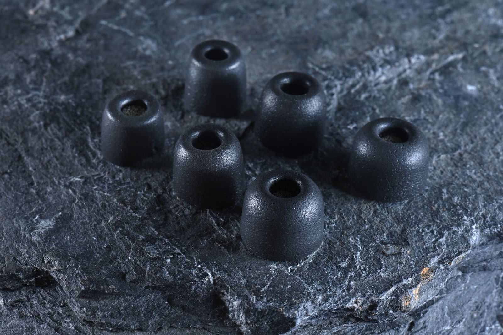 Beyerdynamic 近日推出的 DT In-Ear Series，是一系列專為舞台演出和錄音室監聽設計的高階入耳式監聽耳機。當中包括 4 款型號——DT 70 IE、DT 71 IE、DT 72 IE 和 DT 73 IE，各自針對不同樂器及應用層面進行了專屬調音，確保音樂人能在各種環境下獲得最佳的聲音表現。