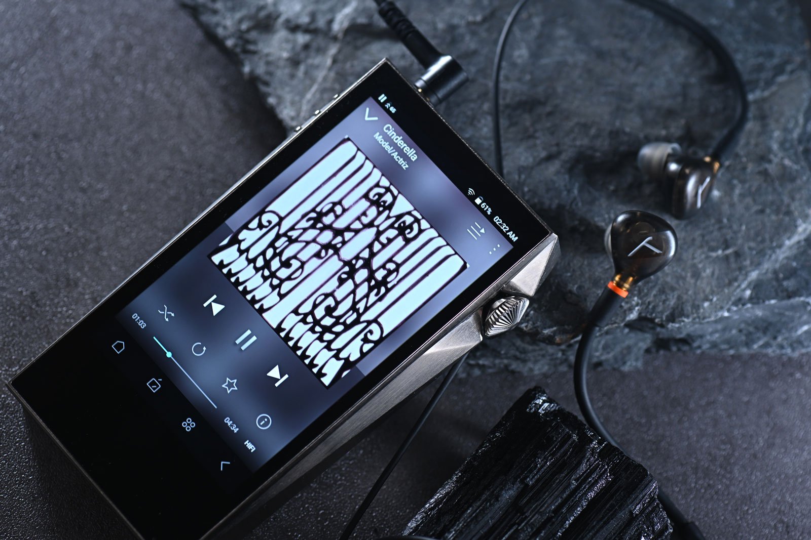Beyerdynamic 近日推出的 DT In-Ear Series，是一系列專為舞台演出和錄音室監聽設計的高階入耳式監聽耳機。當中包括 4 款型號——DT 70 IE、DT 71 IE、DT 72 IE 和 DT 73 IE，各自針對不同樂器及應用層面進行了專屬調音，確保音樂人能在各種環境下獲得最佳的聲音表現。