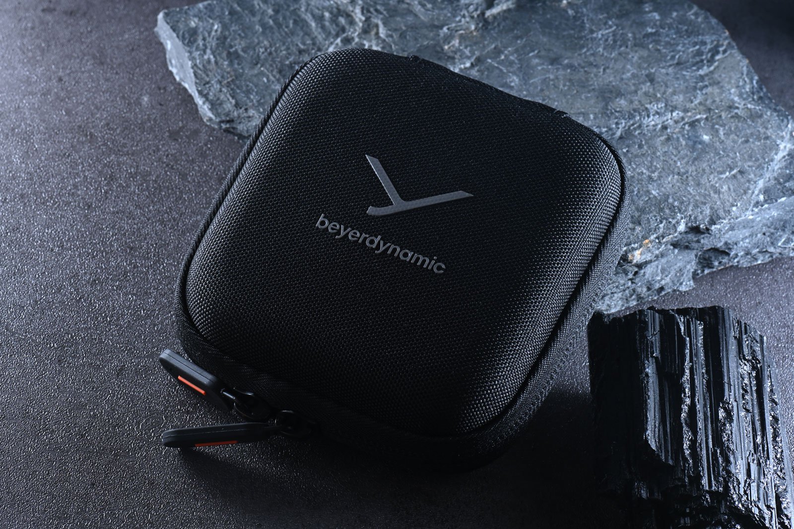 Beyerdynamic 近日推出的 DT In-Ear Series，是一系列專為舞台演出和錄音室監聽設計的高階入耳式監聽耳機。當中包括 4 款型號——DT 70 IE、DT 71 IE、DT 72 IE 和 DT 73 IE，各自針對不同樂器及應用層面進行了專屬調音，確保音樂人能在各種環境下獲得最佳的聲音表現。