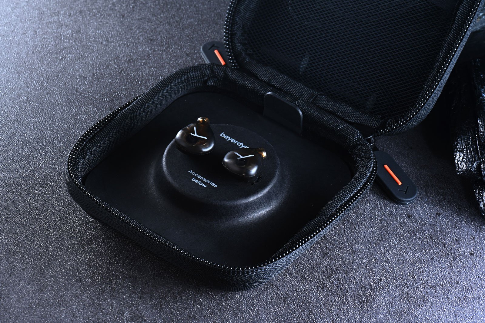 Beyerdynamic 近日推出的 DT In-Ear Series，是一系列專為舞台演出和錄音室監聽設計的高階入耳式監聽耳機。當中包括 4 款型號——DT 70 IE、DT 71 IE、DT 72 IE 和 DT 73 IE，各自針對不同樂器及應用層面進行了專屬調音，確保音樂人能在各種環境下獲得最佳的聲音表現。