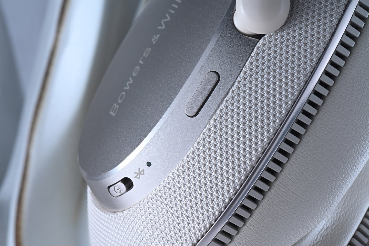 Bowers & Wilkins（B&W）一直以來都以其精緻的設計和卓越的音質而聞名，其最新推出的 Px7 S3 頭戴式無線降噪耳機繼續精益求精，在音質、設計和功能上都比前代產品有了顯著的提升，然而現時市場上同類型的競爭對手眾多，究竟它是否仍屬市場上最佳的選擇？這次我們就來驗證一下！