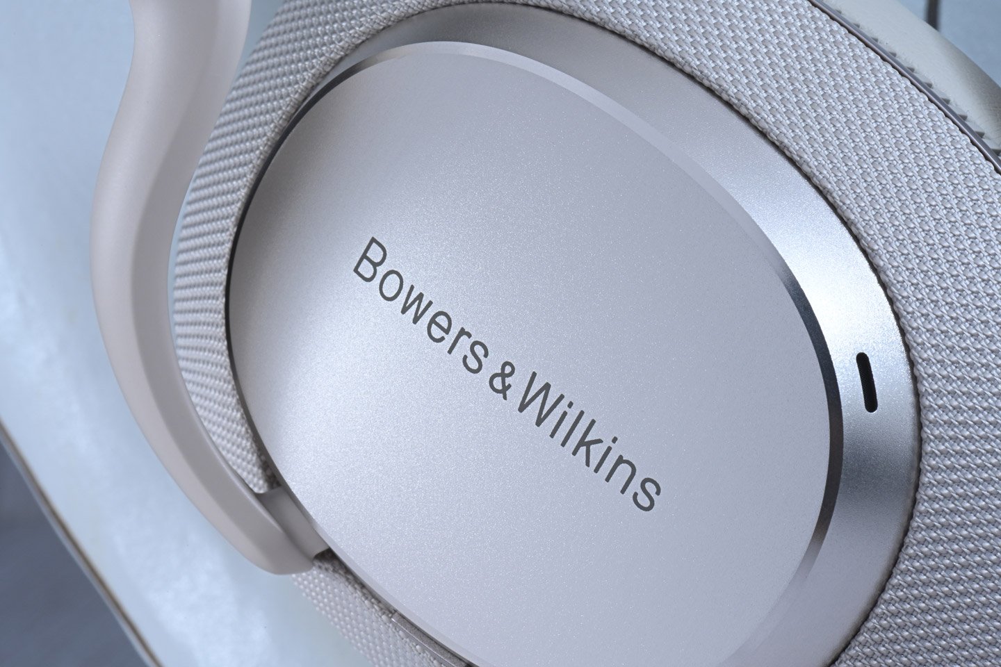 Bowers & Wilkins（B&W）一直以來都以其精緻的設計和卓越的音質而聞名，其最新推出的 Px7 S3 頭戴式無線降噪耳機繼續精益求精，在音質、設計和功能上都比前代產品有了顯著的提升，然而現時市場上同類型的競爭對手眾多，究竟它是否仍屬市場上最佳的選擇？這次我們就來驗證一下！