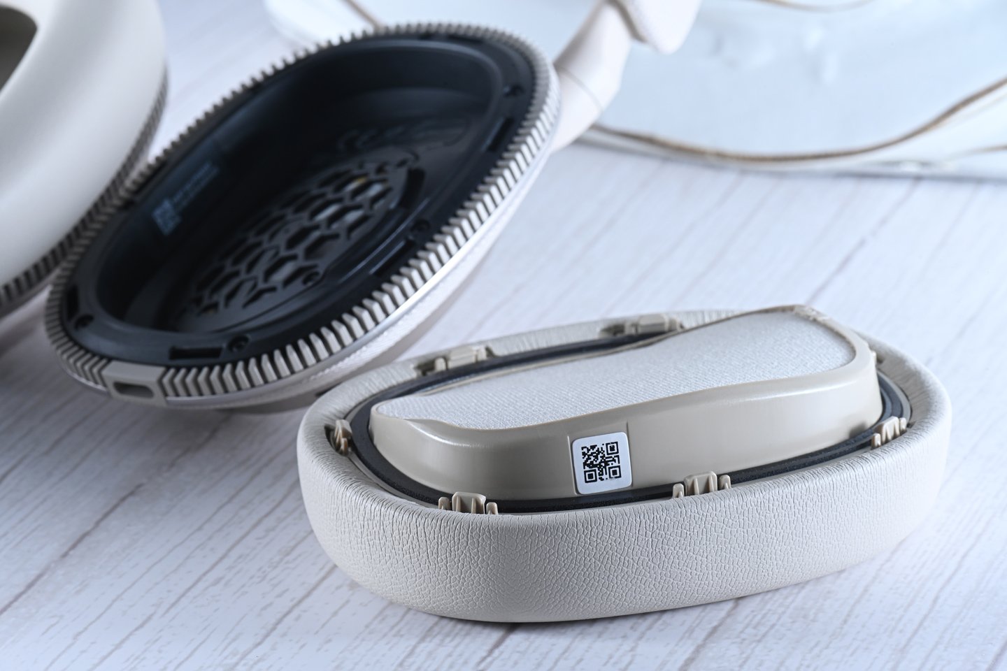Bowers & Wilkins（B&W）一直以來都以其精緻的設計和卓越的音質而聞名，其最新推出的 Px7 S3 頭戴式無線降噪耳機繼續精益求精，在音質、設計和功能上都比前代產品有了顯著的提升，然而現時市場上同類型的競爭對手眾多，究竟它是否仍屬市場上最佳的選擇？這次我們就來驗證一下！