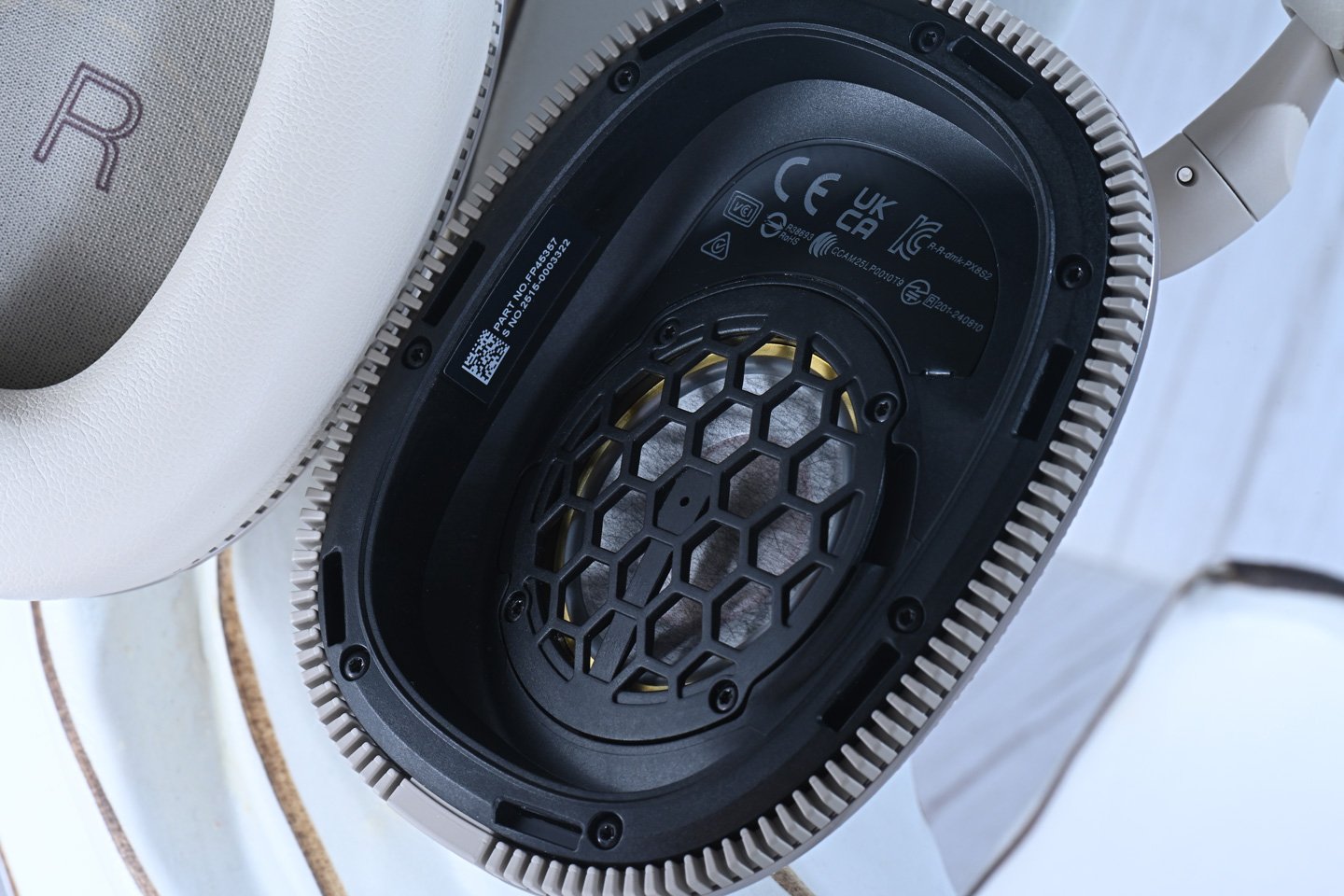 Bowers & Wilkins（B&W）一直以來都以其精緻的設計和卓越的音質而聞名，其最新推出的 Px7 S3 頭戴式無線降噪耳機繼續精益求精，在音質、設計和功能上都比前代產品有了顯著的提升，然而現時市場上同類型的競爭對手眾多，究竟它是否仍屬市場上最佳的選擇？這次我們就來驗證一下！