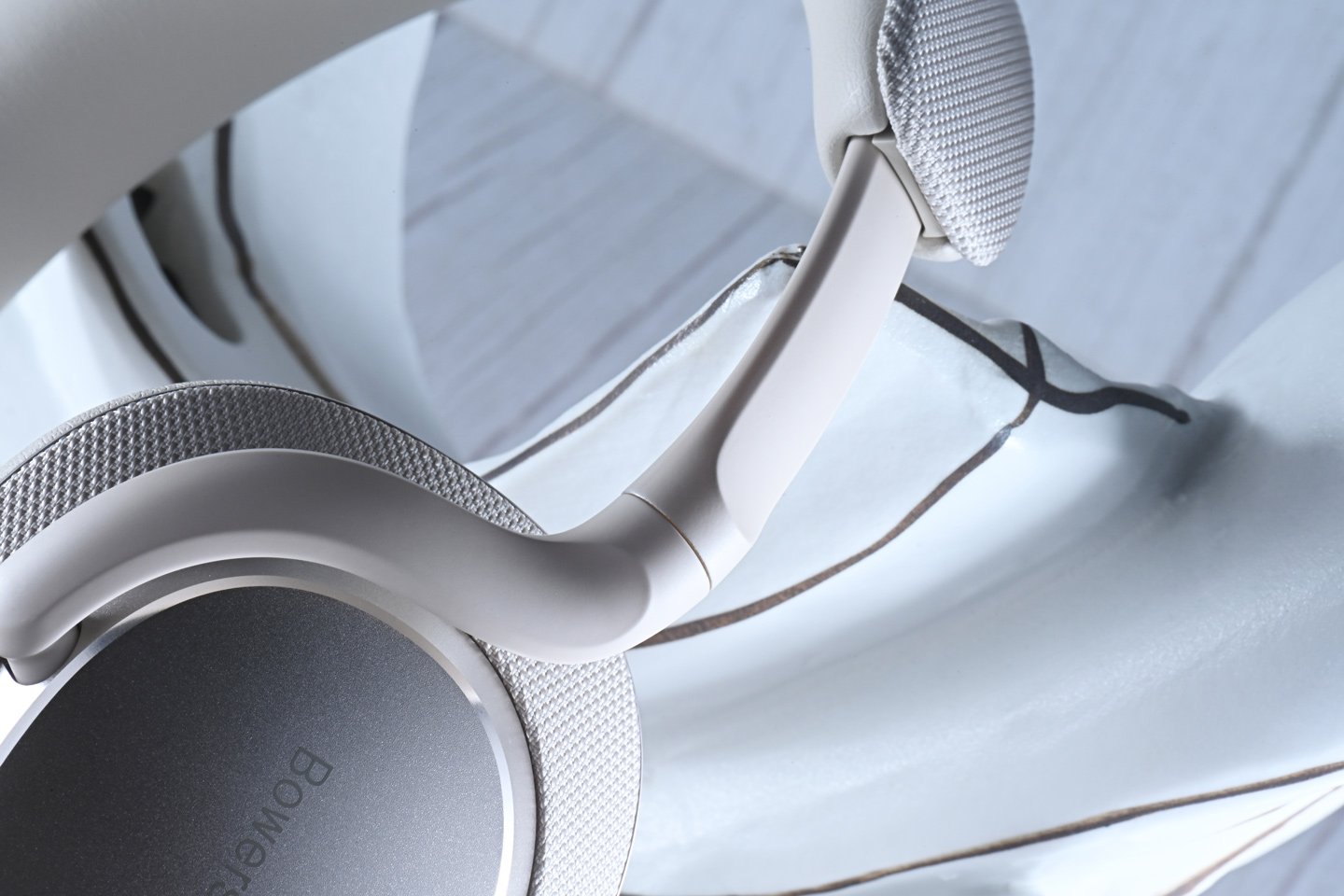 Bowers & Wilkins（B&W）一直以來都以其精緻的設計和卓越的音質而聞名，其最新推出的 Px7 S3 頭戴式無線降噪耳機繼續精益求精，在音質、設計和功能上都比前代產品有了顯著的提升，然而現時市場上同類型的競爭對手眾多，究竟它是否仍屬市場上最佳的選擇？這次我們就來驗證一下！