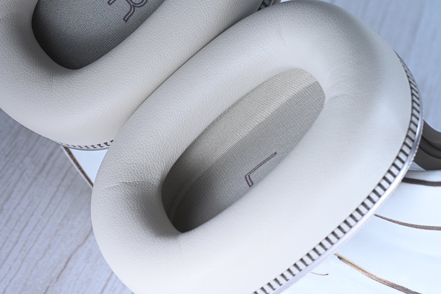 Bowers & Wilkins（B&W）一直以來都以其精緻的設計和卓越的音質而聞名，其最新推出的 Px7 S3 頭戴式無線降噪耳機繼續精益求精，在音質、設計和功能上都比前代產品有了顯著的提升，然而現時市場上同類型的競爭對手眾多，究竟它是否仍屬市場上最佳的選擇？這次我們就來驗證一下！