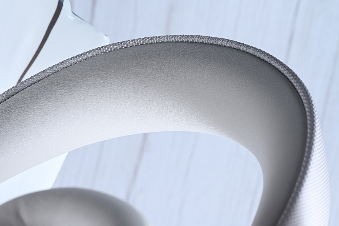 Bowers & Wilkins（B&W）一直以來都以其精緻的設計和卓越的音質而聞名，其最新推出的 Px7 S3 頭戴式無線降噪耳機繼續精益求精，在音質、設計和功能上都比前代產品有了顯著的提升，然而現時市場上同類型的競爭對手眾多，究竟它是否仍屬市場上最佳的選擇？這次我們就來驗證一下！