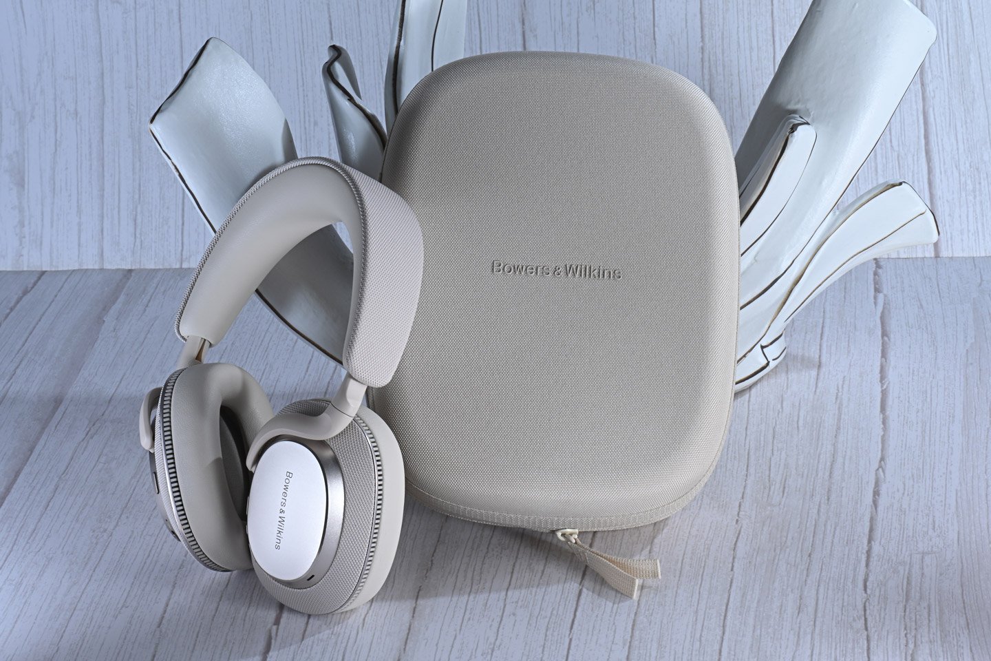Bowers & Wilkins（B&W）一直以來都以其精緻的設計和卓越的音質而聞名，其最新推出的 Px7 S3 頭戴式無線降噪耳機繼續精益求精，在音質、設計和功能上都比前代產品有了顯著的提升，然而現時市場上同類型的競爭對手眾多，究竟它是否仍屬市場上最佳的選擇？這次我們就來驗證一下！